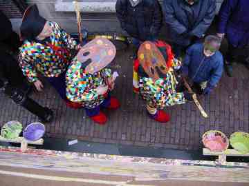 We liepen er naast om de mensen kwasten aan te geven waarmee ze mochten schilderen