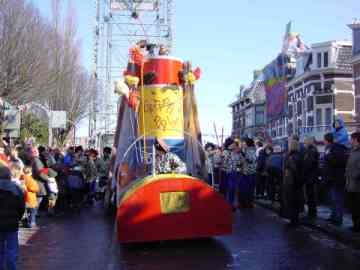 De carnavalskar van de Boskoopse brug.